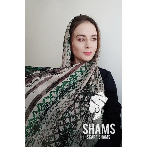 شال طرحدار زنانه نخی خنک ایستایی عالی منگوله دار قواره بلند رنگ سبز مشکس کرمی با  اسکارف شمس